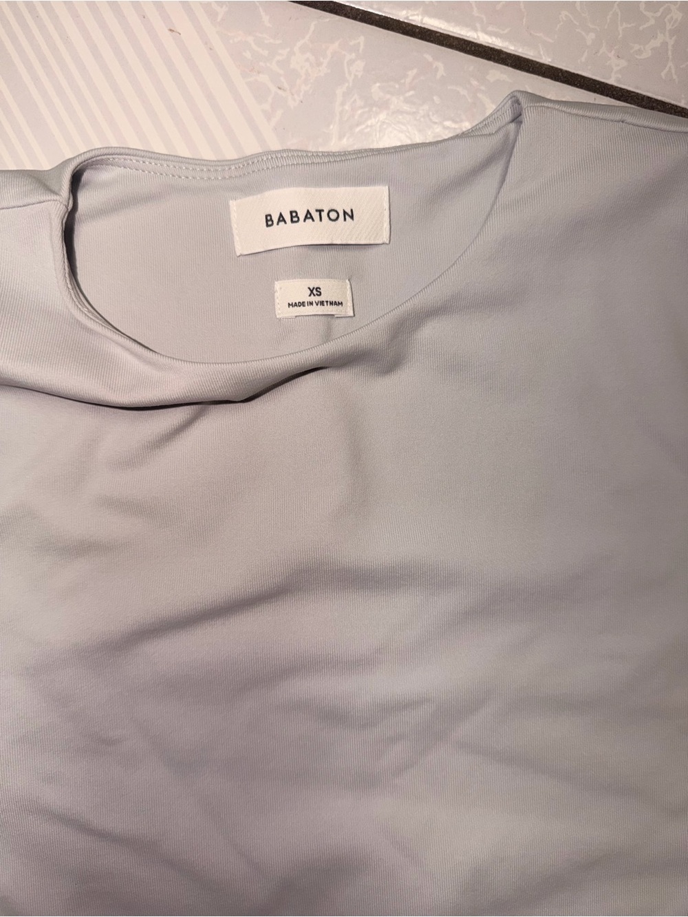 Babaton By Aritzia Pale Gray Short Sleeve Crop Top - Picture 3 of 3